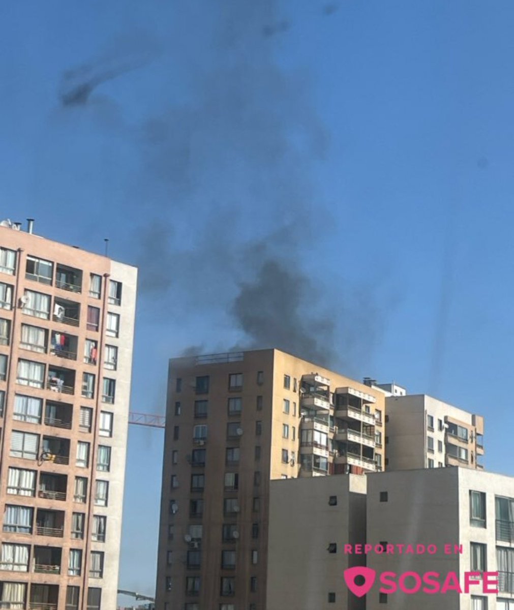 Llamado por fuego en dpto de edificio San Isidro y Santa Isabel. Bomberos CBS llegó al lugar