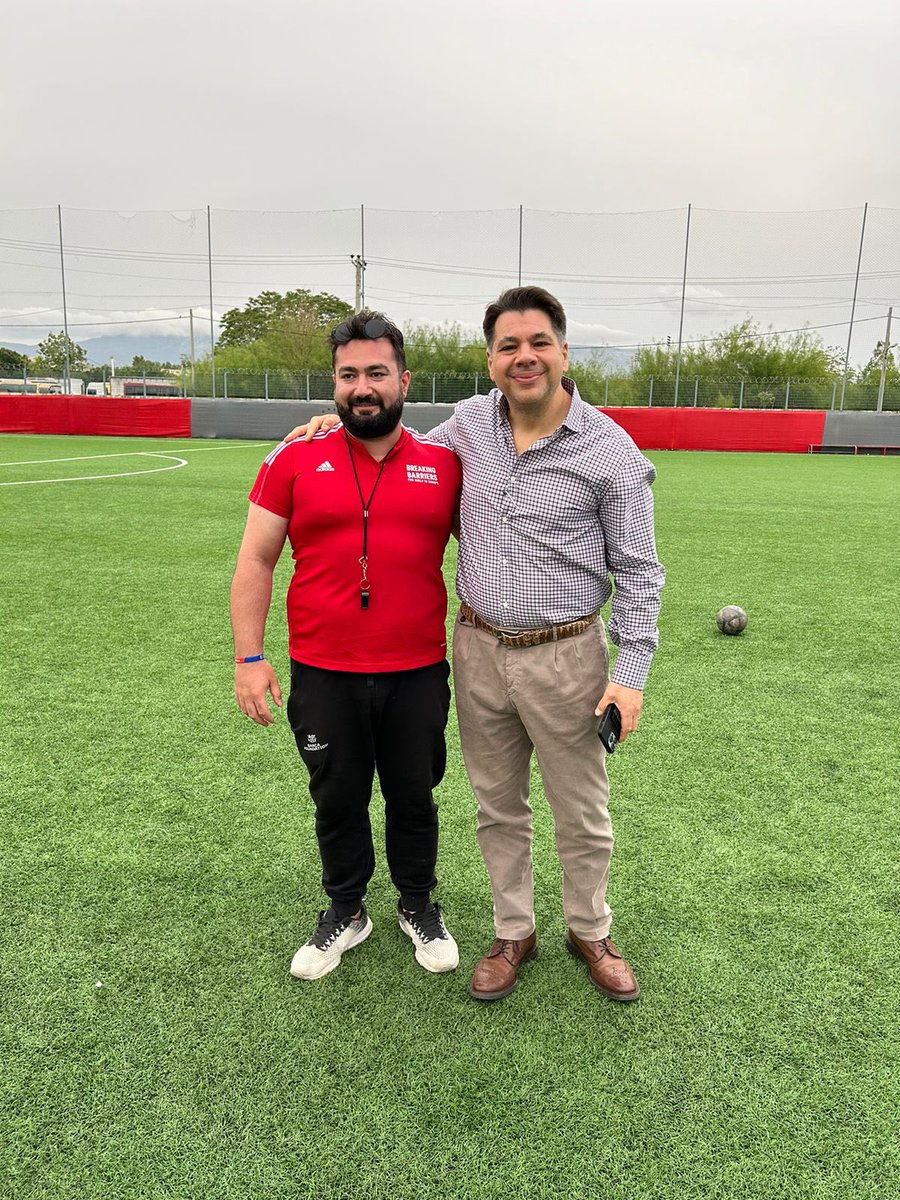 Thrilled to join 🇺🇸sports legends @CarliLloyd & @CobiJones at a soccer clinic for refugee youth today! Sports provide a space for learning new skills + building community. Thanks to our partners @OrganosiGi and @Olympiacosfc. #ChangingTheGamePireaus2024 @SportsDiplomacy