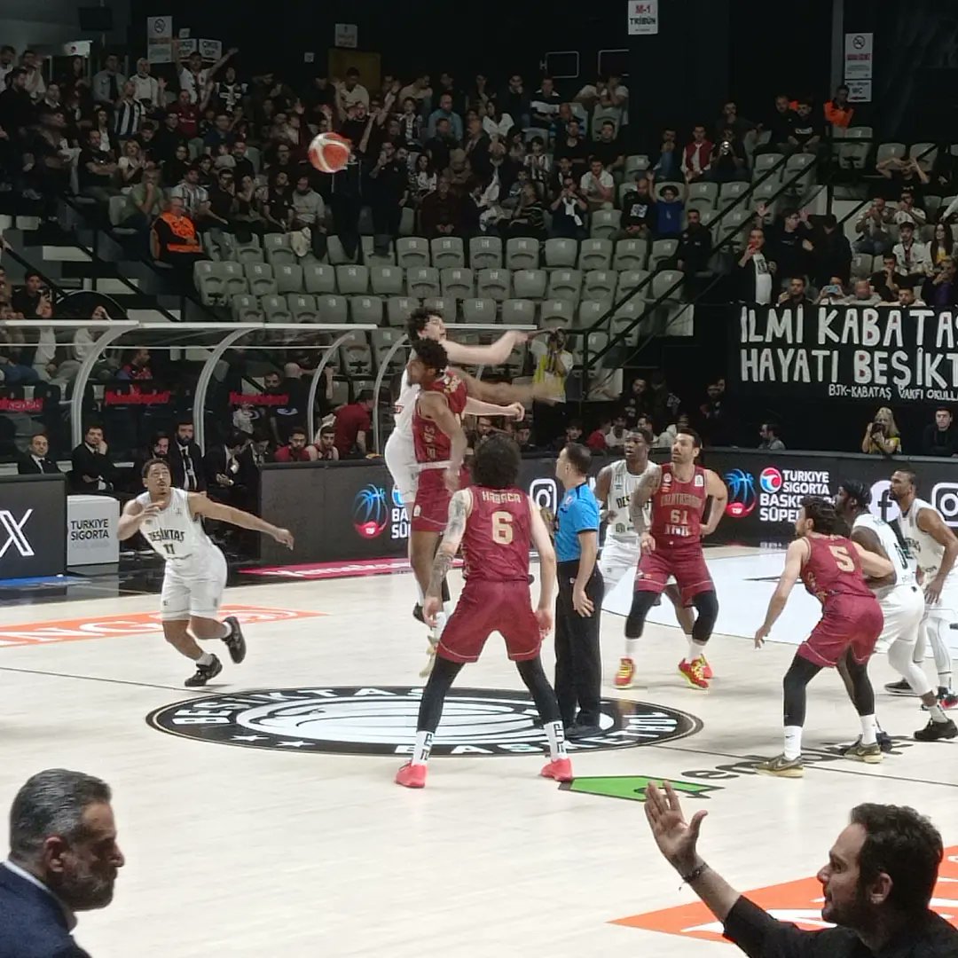 #PotanınKartalları'nın yanında...

#Beşiktaş #BeşiktaşBasketbol #BJKBasket 

Siyah-beyaz devam...