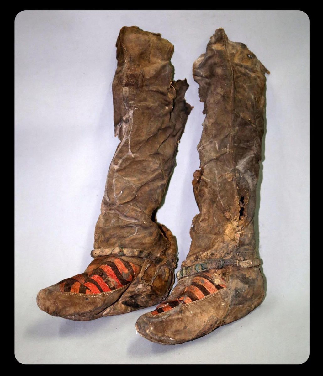 Монголын Алтайн нурууны 1100 жилийн настай гутал: Эдгээр гутлыг нарийн урласан хувцас, оёдлын хэрэгслээр оршуулсан эмэгтэйн цогцосноос олдсон нь түүнийг оёдолчин байсан байж магадгүй гэж судлаачид үзэхэд хүргэжээ. ( Forgotten History)