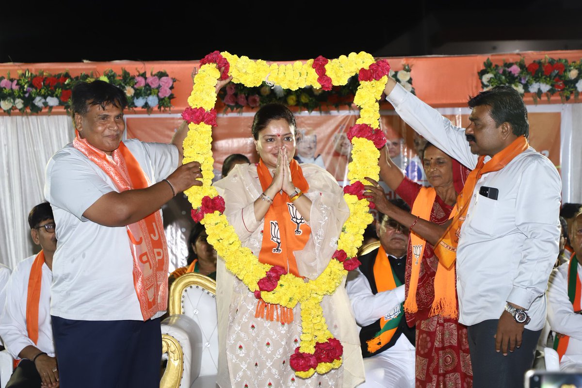 PoonambenMaadam's tweet photo. ૧૨- જામનગર લોકસભામાં સમાવિષ્ઠ સિક્કા ખાતે નાગરિકો સાથે વિકાસલક્ષી મુદ્દાઓ અંગે સંવાદ કરીને શત પ્રતિશત મતદાન કરી મોદી સાહેબને ફરી એકવાર વડાપ્રધાન બનાવવા માટે અપીલ કરી.

#HalaarNiDikri #PhirEkBaar400Paar https://t.co/lOkGiUUcw3
