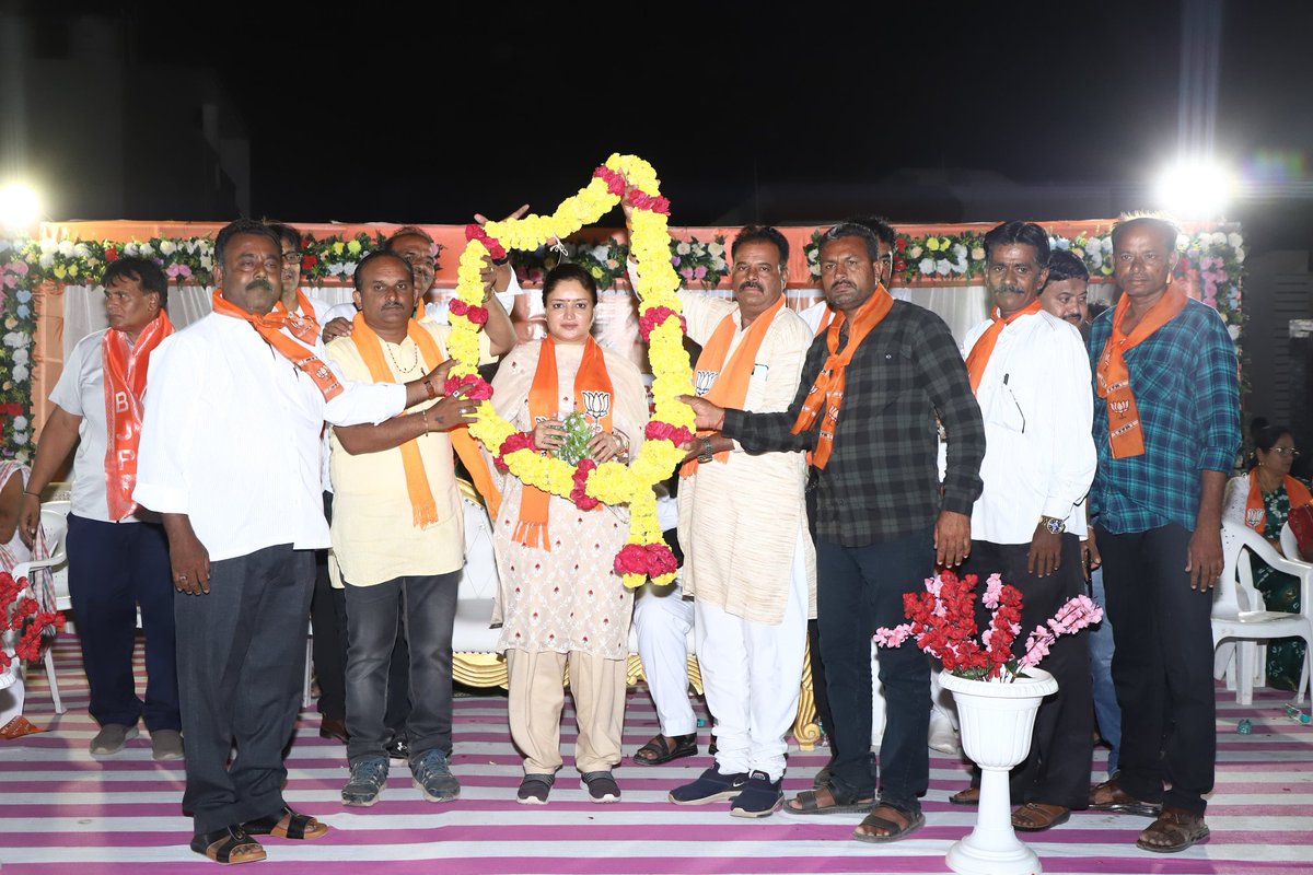 PoonambenMaadam's tweet photo. "સૌનો સાથ, સૌનો વિકાસ, સૌનો વિશ્વાસ અને સૌનો પ્રયાસ" ના મૂળમંત્ર સાથે જનતા જે આશીર્વાદ વરસાવી રહી છે, તેને નિહાળી લોકસભા ચૂંટણીમાં ભાજપનો ભવ્ય વિજય નિશ્ચિત જણાઈ રહ્યો છે.

#AbkiBaar400Paar https://t.co/S3EYDoIJDz
