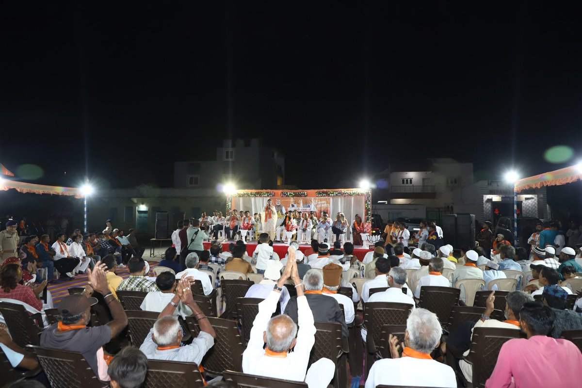 PoonambenMaadam's tweet photo. "સૌનો સાથ, સૌનો વિકાસ, સૌનો વિશ્વાસ અને સૌનો પ્રયાસ" ના મૂળમંત્ર સાથે જનતા જે આશીર્વાદ વરસાવી રહી છે, તેને નિહાળી લોકસભા ચૂંટણીમાં ભાજપનો ભવ્ય વિજય નિશ્ચિત જણાઈ રહ્યો છે.

#AbkiBaar400Paar https://t.co/S3EYDoIJDz