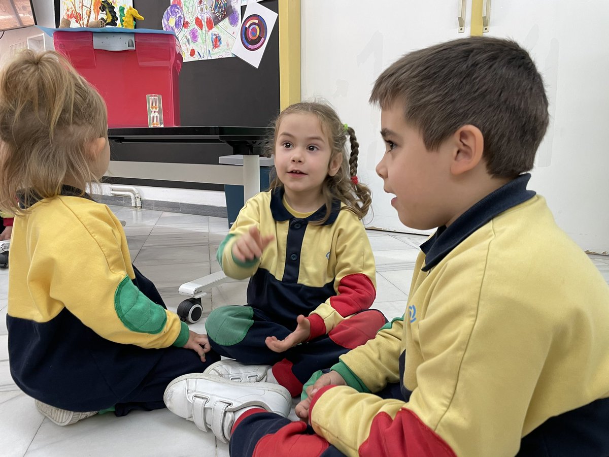InfantNatzEsplu's tweet photo. Aquesta tarda els alumnes d’Infantil han participat en el certamen artístic de la 40a Setmana de la Família. Aquesta vegada la proposta es crear una composició artística en relació al projecte que investiguen. #AprendizajeEmergente #Personalizacion #CavalletsdeMar https://t.co/12PUVr3530