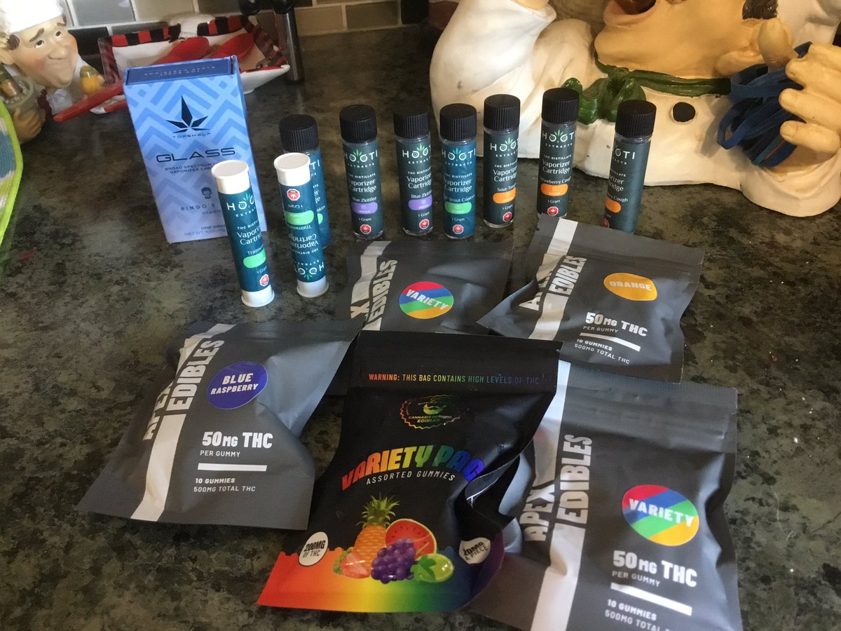 Remember my tweet last week about the FANTASTIC prices I got ordering some vapes and edibles? Well here it is delivered today. 10 vapes 5 packs of edibles! $159 and change. Woo hoo! @HerbApproach #MondayFunday