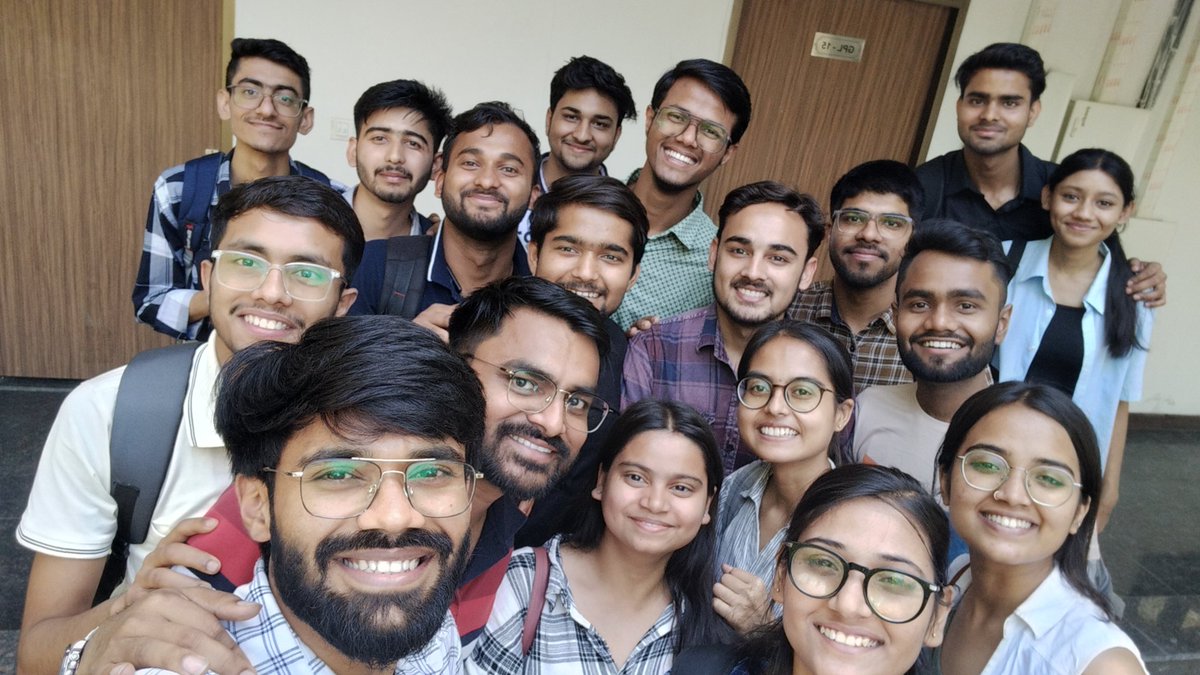 Students from @arsdcollegedu visited @iitdelhi. They got a chance to explore @Chemistry_iitd, research labs and instruments. Happy to host you all! @chemanmol @Ankita_S_ @pabitra2006rta