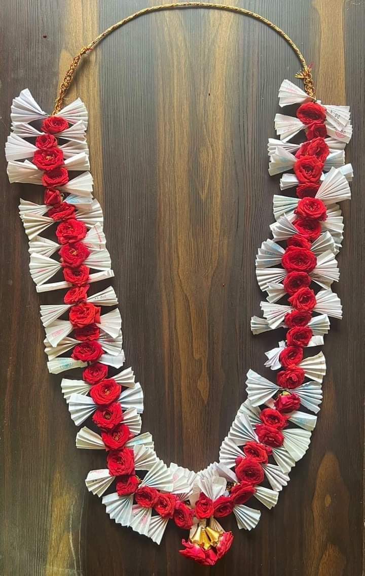 #EXCLUSIVE: CONGRESS GUARANTEE— THE GAME CHANGER in #LokSabhaElections2024 📌#Jayashree, a #law student, from Arasikere (Hassan), rushed towards CM Siddaramaiah and #EXPRESSED her GRATITUDE BY BRINGING a GARLAND SHE HAD MADE FROM the BUS TICKETS THAT SHE HAD TRAVELED FOR FREE.!