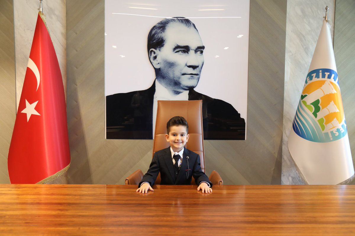 Aren başkanımıza, 23 Nisan Ulusal Egemenlik ve Çocuk Bayramı dolayısıyla @ahmetstuncer başkanımız koltuğunu devretti. En genç başkanlık dönemi #Mezitli’de yaşanıyor. 💪
