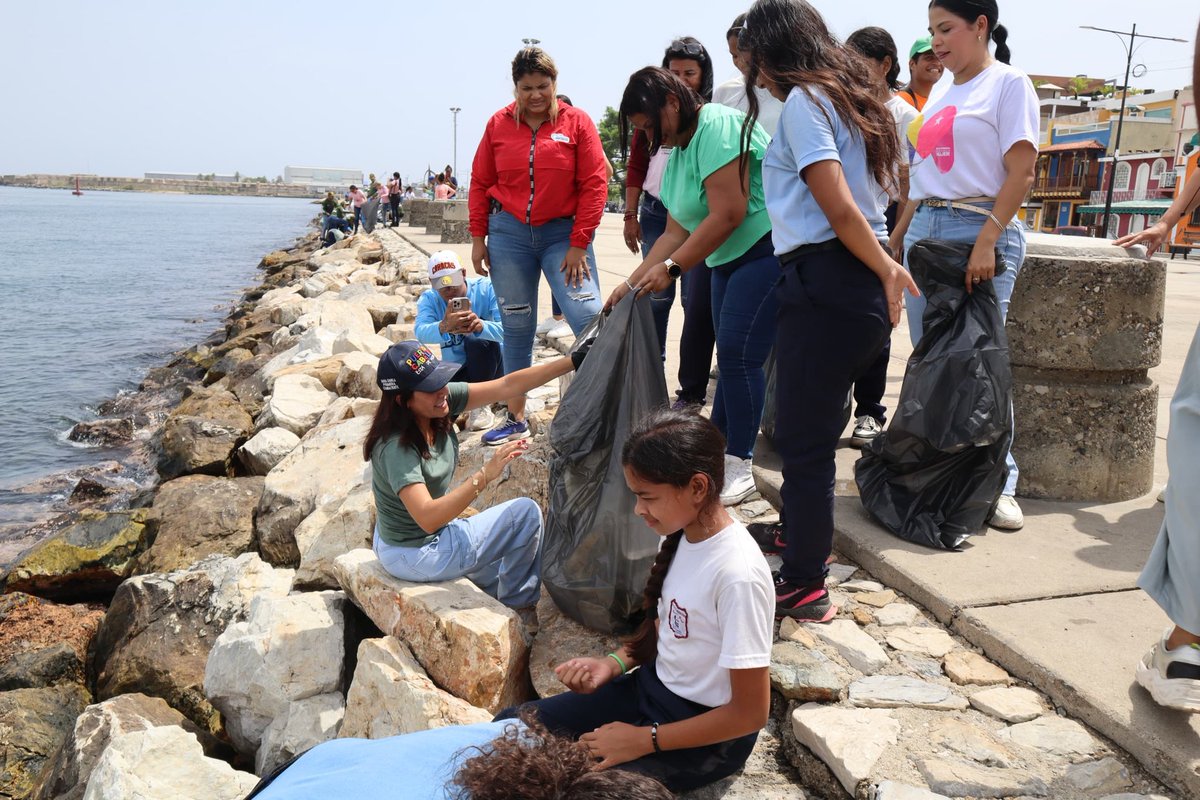 Unidos bajo el lema 'Planeta vs Plástico, la Primera Combatiente @MaDanielaDiaz31 participó en la Jornada de Saneamiento desde El Malecón de la ciudad, en el marco del Día de la Tierra, actividad ambiental realizada este lunes #22Abril gracias al apoyo del Alcalde @JCbetancourt72