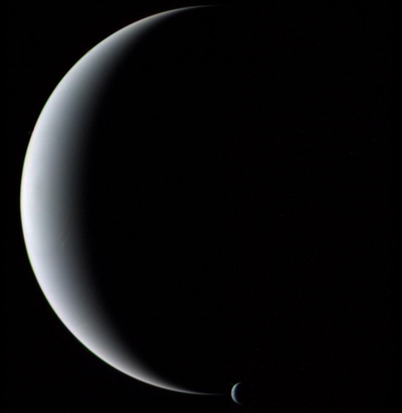 #AbrilAeroespacial en imágenes #21. Una de las primeras fotografías de #Neptuno junto a su luna #Tritón obtenida por la #Voyager2 en agosto de 1989. Este gigante helado se encuentra a más de 4300 millones de km de nosotros.
 📷NASA/JPL.
Sigan este gran especial en nuestras RRSS