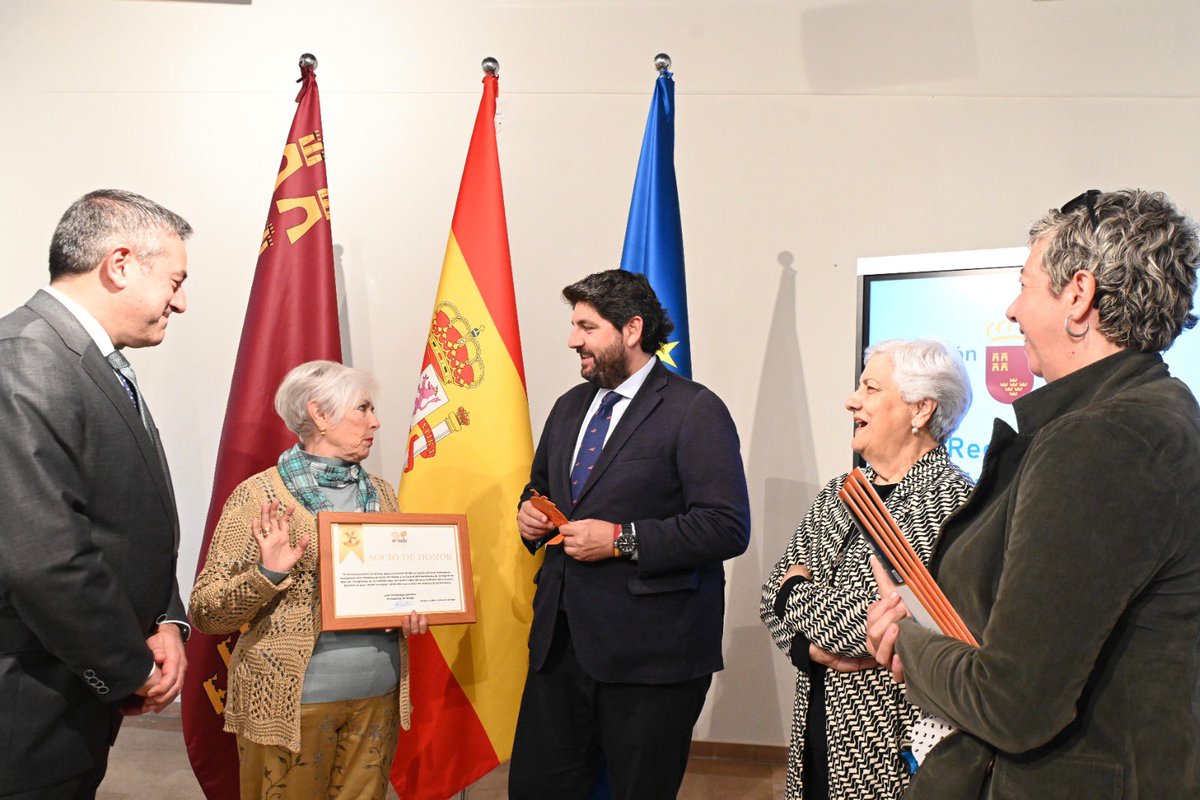 Muy agradecido y honrado por ser nombrado Socio de Honor de la asociación Afade Alcantarilla.

Compromiso firme del Gobierno <a href="/regiondemurcia/">Gobierno de la Región de Murcia</a> para seguir trabajando a su lado con el objetivo de mejorar la vida de los pacientes con alzhéimer, sus familiares y cuidadores.