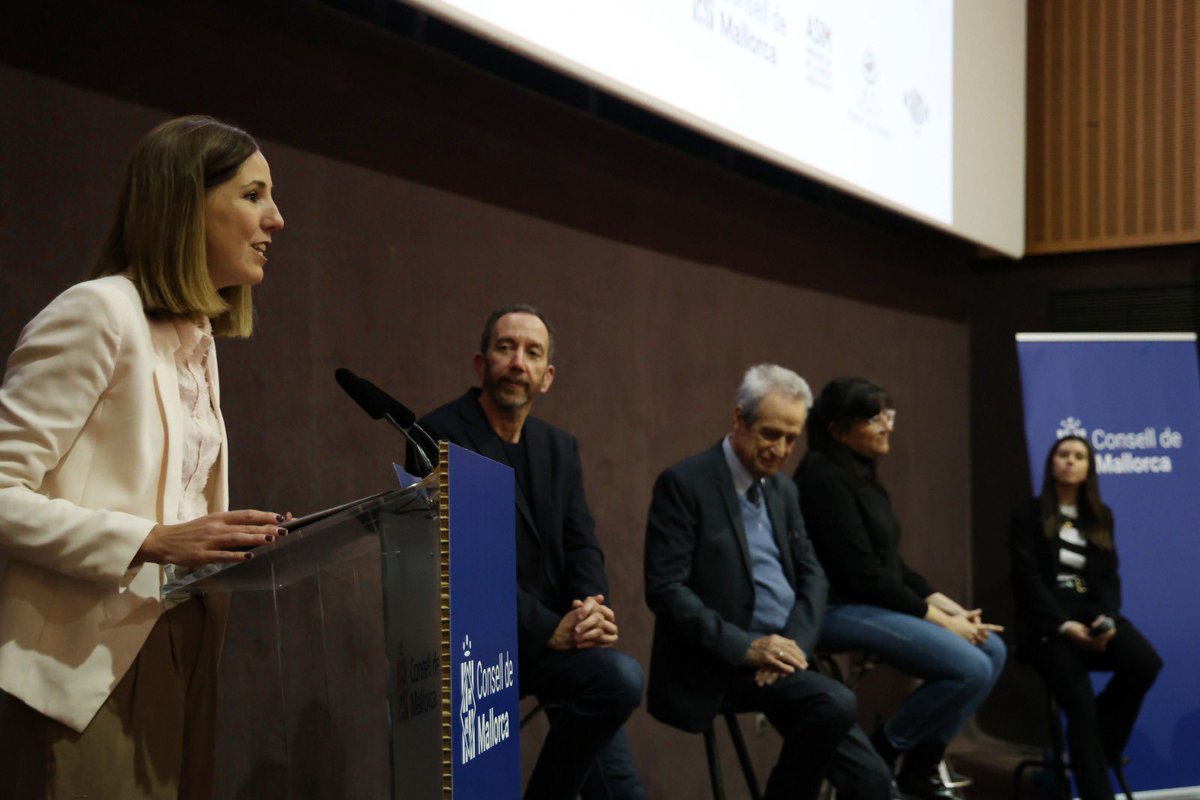 ✨Mallorca, homenatge a Agustí Villaronga✨ El @conselldemca projecta el film inèdit del cineasta mallorquí més internacional 🎥🎬 La Sala Augusta ha estat testimoni, aquest dilluns, de l’emoció de familiars i amics de Villaronga en veure aquest curtmetratge fins ara perdut 👀