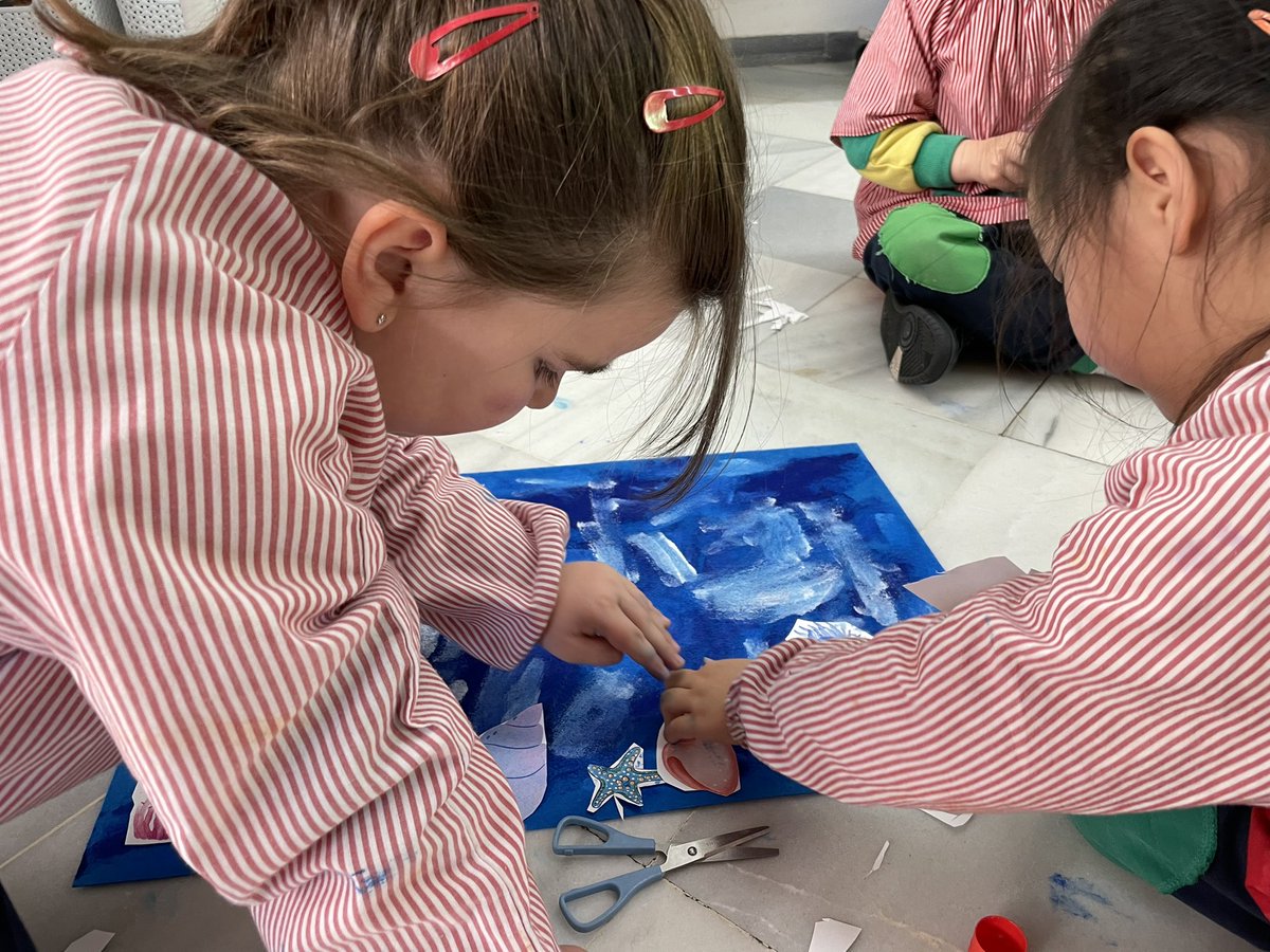 InfantNatzEsplu's tweet photo. Els equips han estat integrats per infants de diferents edats: 3,4 i 5 anys. En aquest projecte han pugut escollir una de les tres propostes proposades. Primer pensen quina volen realitzar i després la comencen a realitzar #AprendizajeEmergente #Personalizacion #CavalletsdeMar https://t.co/gKRJ1gaY4b