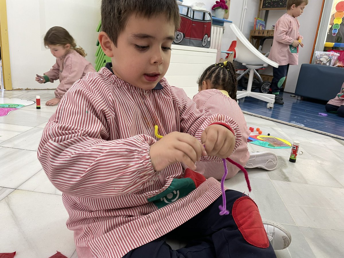 InfantNatzEsplu's tweet photo. Els equips han estat integrats per infants de diferents edats: 3,4 i 5 anys. En aquest projecte han pugut escollir una de les tres propostes proposades. Primer pensen quina volen realitzar i després la comencen a realitzar #AprendizajeEmergente #Personalizacion #CavalletsdeMar https://t.co/gKRJ1gaY4b