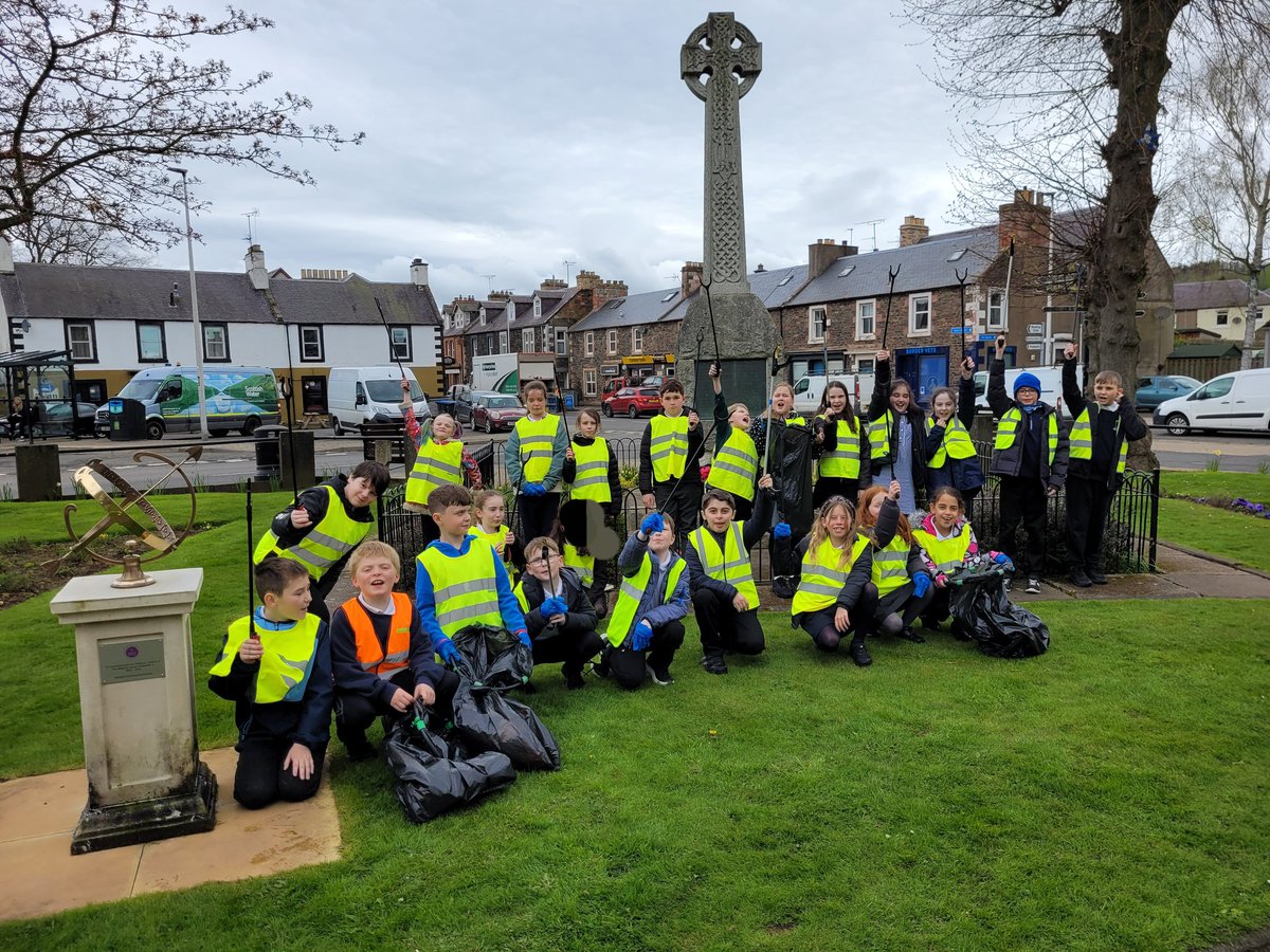 Our fabulous P5 taking action for Earth Day and respect for Article 24. Great partnership working with Earlston Community Council 👏 😊🌍🚮
#EarthDay #earlstoncommunity #UNCRC <a href="/earlstonccounc1/">Earlston CommCouncil</a>