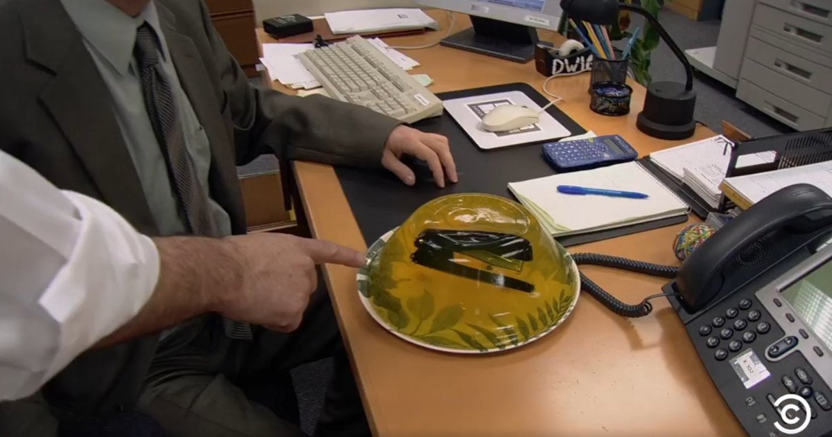 rebellevague's tweet photo. L'attore Rainn Wilson, che aveva interpretato Dwight Schrute in The Office è stato "vittima" di un divertente scherzo da parte dello staff di un hotel di Firenze, che gli ha servito il servizio in camera con le posate nella gelatina per citare l'iconico scherzo di Jim Halpert. https://t.co/ie0lH2IUar