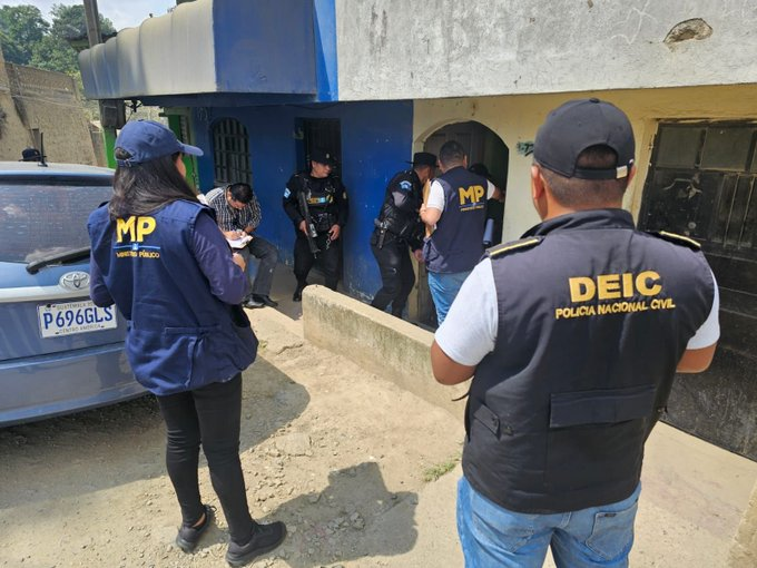 MPGuatemala_EN's tweet photo. #PM #Raids #AltaVerapaz #PNCSupport #EvidenceSeizure #OngoingHomicideCase
The District Prosecutor's Office of Alta Verapaz, together with the Regional Prosecutor and @PNCdeGuatemala, carry out two raids, inspections, searches, and seizure of evidence https://t.co/qYLahC8s72