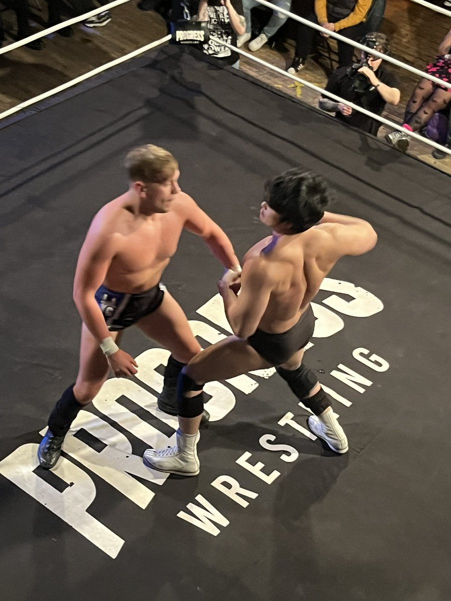 vivconduit441's tweet photo. 小澤選手vsルーク・ジェイコブス、
予想通りのゴツゴツな試合！
負けてはしまったけど小澤選手のパワフルな面も目立った良い試合でした💪
ルークはだいぶ身体絞ったけどやっぱりデカイはデカイから迫力凄い！
#taishiozawa #lukejacobs #小澤大嗣　
#プロレスリングノア　#プログレスレスリング https://t.co/hyEKFIPiwK