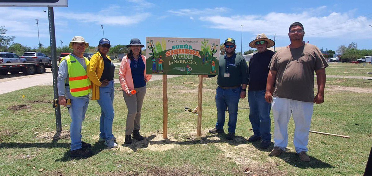 El @drnagpr en colaboración con el Municipio de Ponce realizaron la siembra de 200 árboles nativos, como parte del Proyecto de Reforestación Sueña, Siembra y Vive la Naturaleza en la Urb. Vistas del Mar junto a la comunidad.