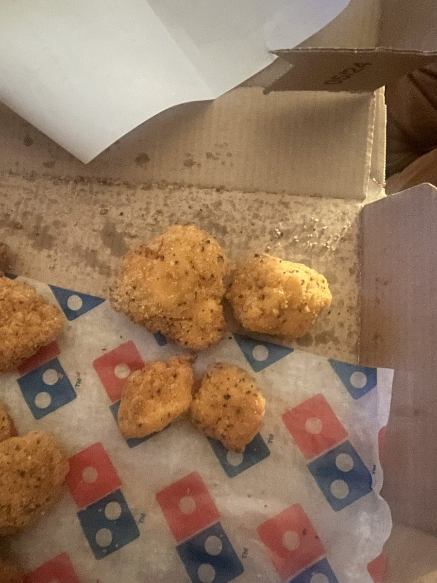 BaasvdClub's tweet photo. @dominospizzanl zojuist de Kickn Chicken uit locatie steenwijk gekregen.

Volgens een meerdere ( die zelf niet aan de lijn wil komen) van locatie Steenwijk zijn dit de nieuwe formaten van de kip en moeten klachten maar naar het hoofdkantoor… https://t.co/YeUgZW71aG