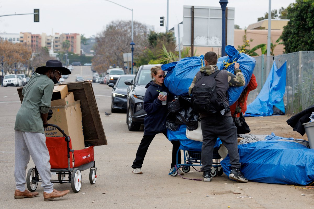 🧵La Corte Suprema sta ascoltando gli avvocati di una città dell'Oregon che vuole bandire il dormire in strada. Un tema enorme. Gli avvocati dei senzatetto hanno sostenuto che criminalizzarli quando non ci sono altre possibilità è una punizione crudele e incostituzionale/1