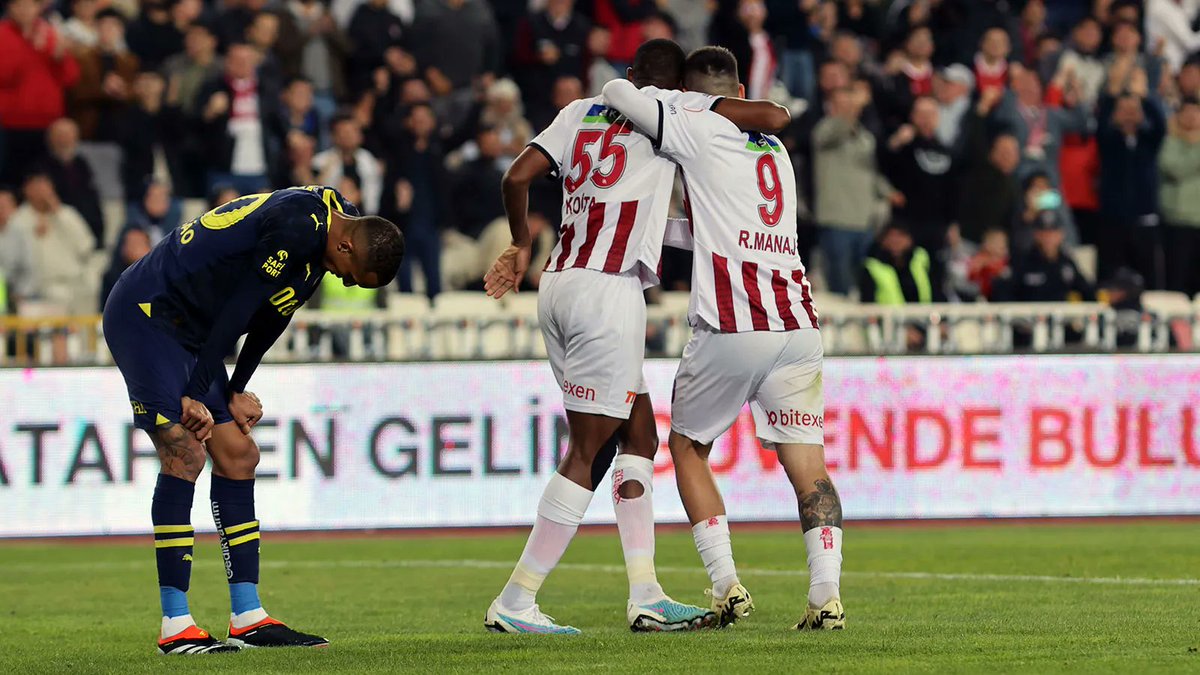 📍Fenerbahçe Sivas'ta ağır yaralı... Süper Lig 33. hafta karşılaşmasında Fenerbahçe, Sivasspor deplasmanında 2-2 berabere kaldı. Galatasaray ile arasındaki puan farkı 4’e yükseldi. #SVSvFB