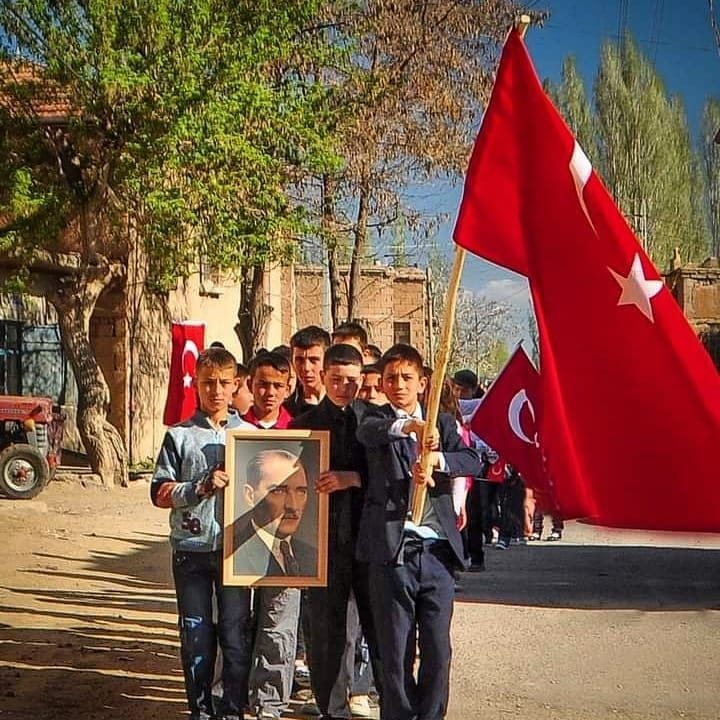 TENGRİ dağından, TURAN'a emanet TÜRK balalarının, 23 Nisan Ulusal Egemenlik ve Çocuk Bayramı kut bulsun. Ömrünüz uzun, istikbaliniz parlak, kıvancınız hep TÜRK olsun.