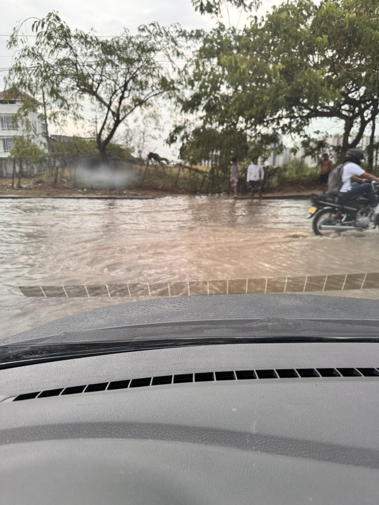 DJCAMILOHNDEZ's tweet photo. Es urgente limpiar y revisar los desagües de la Carolina y ciudad jardín @dumek_turbay !!!!!!!! Primera lluvia y colapsaron ya https://t.co/9NLbjfsfeA