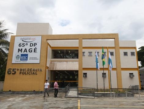 PCERJ's tweet photo. #65DP prendeu dois suspeitos pelos crimes de estelionato e associação criminosa. Eles foram abordados pelos agentes no momento em que estavam com um idoso, no banco, tentando realizar uma transferência financeira de alto valor.
Leia no site 👇
https://t.co/k7uDzktjqL https://t.co/mey7GmXAjq