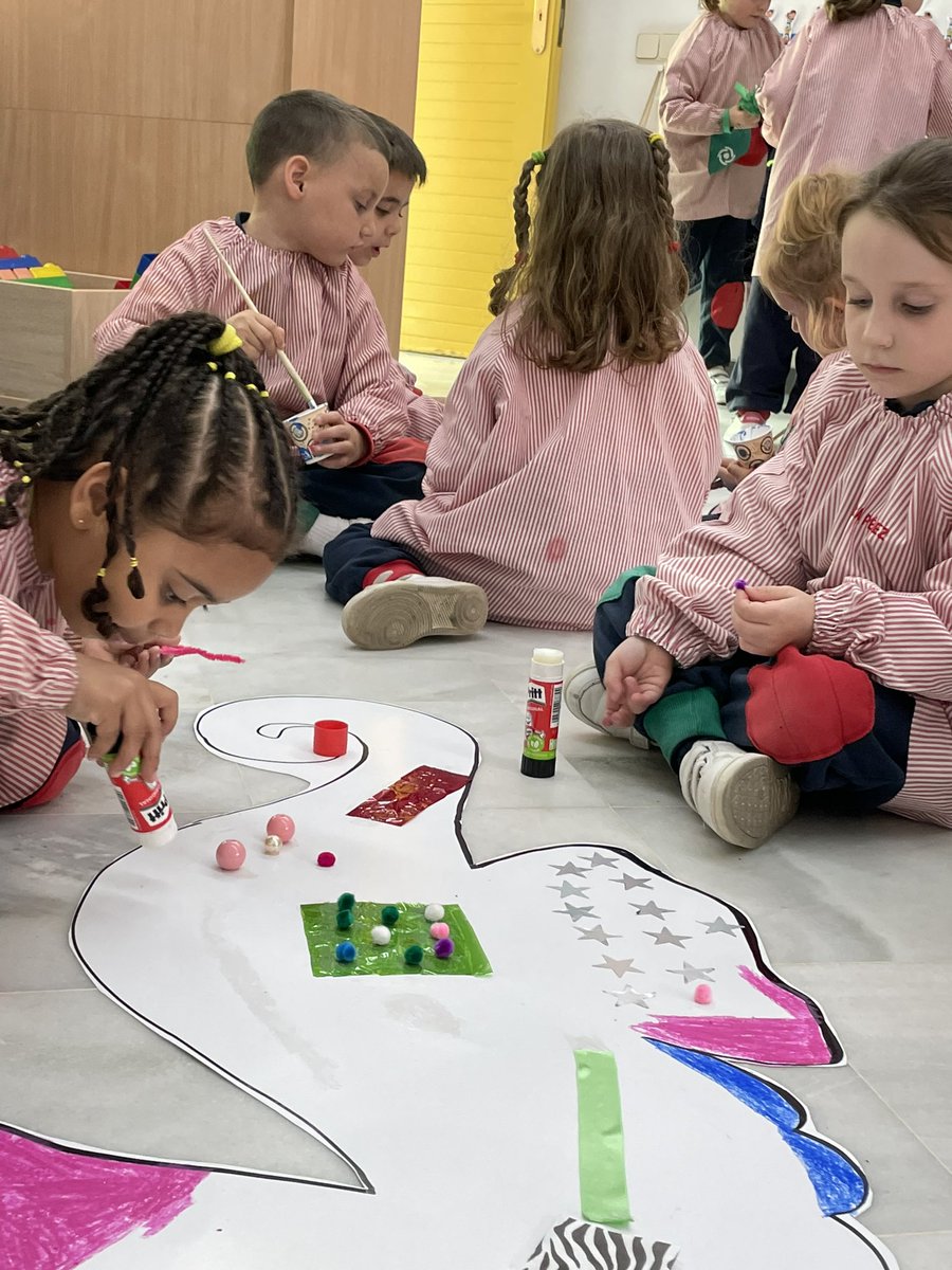 InfantNatzEsplu's tweet photo. Els equips han estat integrats per infants de diferents edats: 3,4 i 5 anys. En aquest projecte han pugut escollir una de les tres propostes proposades. Primer pensen quina volen realitzar i després la comencen a realitzar #AprendizajeEmergente #Personalizacion #CavalletsdeMar https://t.co/18LbLA38PO