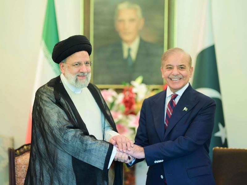 دونوں ممالک ایک بڑے تنازعے کے دہانے پر پہنچنے کے تین ماہ بعد، پاکستان اور ایران نے پیر کو 10 بلین ڈالر کا باہمی تجارتی ہدف مقرر کرکے اور دہشت گردی کی لعنت سے مشترکہ طور پر لڑنے کے لیے اقتصادی اور سیکیورٹی تعاون کو مضبوط کرنے کا فیصلہ کیا۔
#freepakistan