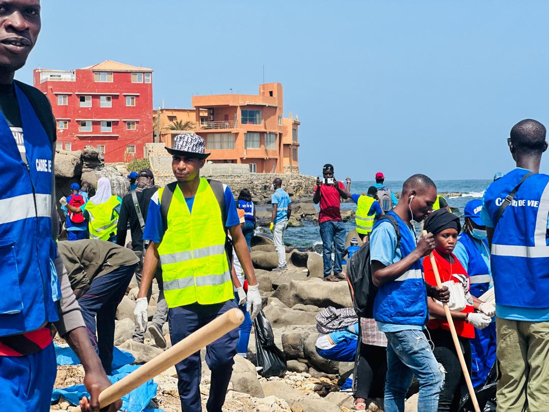 Hé oui chose promise chose faite nous avons procédé le clean up hier dimanche à la plage de Ngor avec une incroyable mobilisation merci à la team GGN . Le travail continue zéro déchets dans nos plages