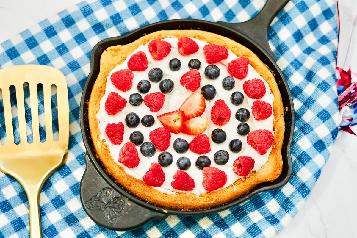 Get the recipe 👉 bit.ly/3PCkz6g 🇺🇸 Irresistible Patriotic Cookie Cake Bars! 🍪 The perfect addition to your summer festivities. 🍓 Indulge in layers of soft cookie dough, rich chocolate, and a dazzling display of red, white, and blue. 🥳 #CookieBars #Dessert #USA