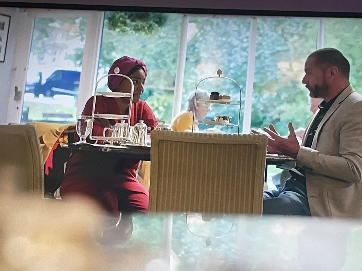 Watching remarkable places to eat and those fat rascals look absolutely delicious <a href="/fredsirieix1/">Fred Sirieix</a> <a href="/BegumNadiya/">Nadiya Jamir Hussain</a>  <a href="/FryerKaty/">katy fryer </a>