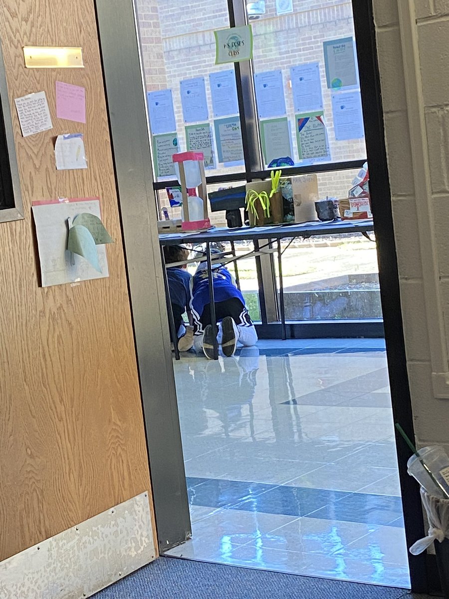 The chickens stole the show today! What a fun experience for our students on Earth Day! Students were even checking them out from inside to see all the excitement!! R.U.U.A🌎🐓♻️ @dr_cheatham @mremoryrawlings @CrabappleColts @CCES_Colts_PTO @FultonZone7 @CCESCOACHES