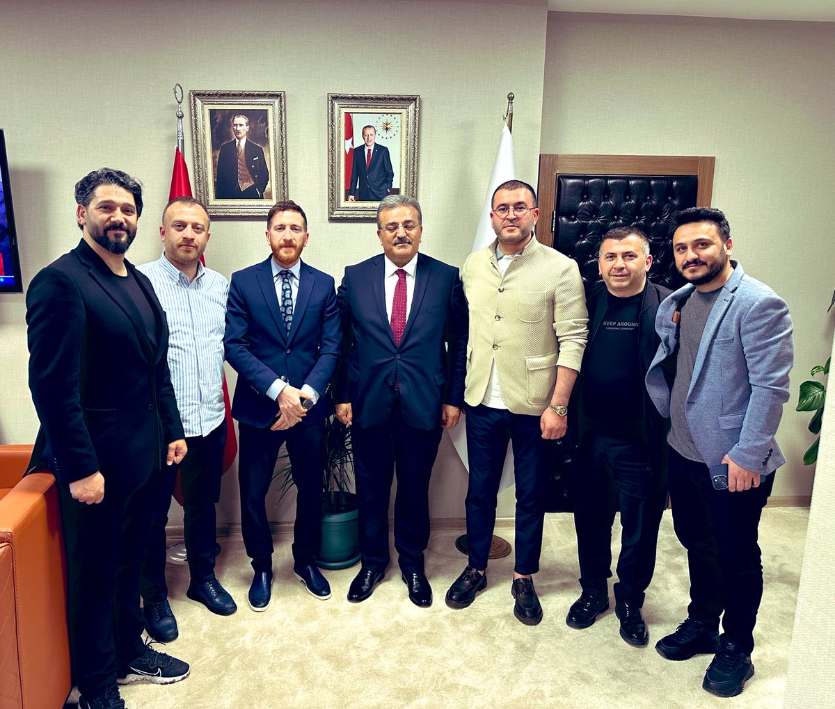 Erzurumspor Başkanı Sayın Ahmet Dal ile Yöneticileri değerli dostlarımıza nazik ziyaretleri için çok teşekkür ediyorum.

Bizim için büyük bir kıymet ifade eden doğunun başkenti,Dadaşların, Nene Hatun torunlarının ve samimiyetin şehri Erzuruma ve bu güzel şehrin nadide kulübü