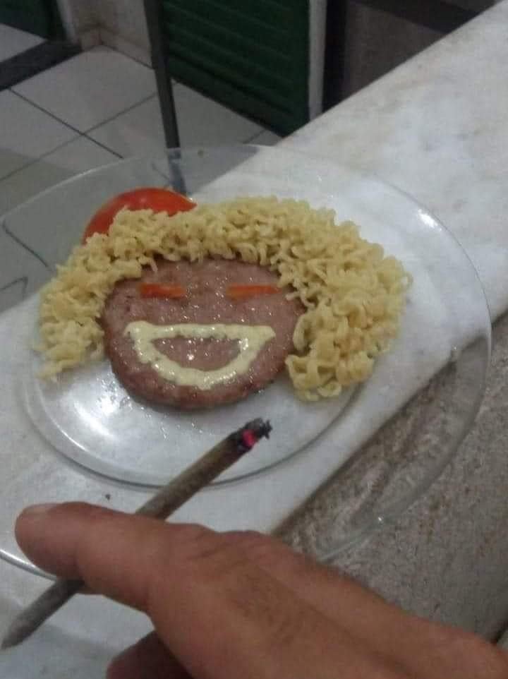 ChapoDoChong's tweet photo. Pessoas: "Maconheiro é um perigo pra nossa sociedade."
O Maconheiro depois de F1: https://t.co/SVJz7aYkXh