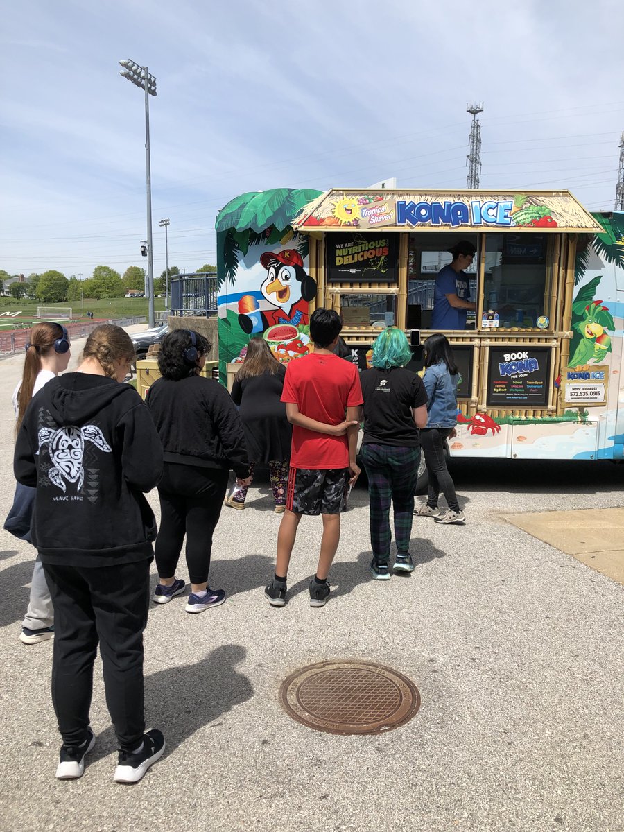 MHS_readers's tweet photo. Today we treated our Spring Reading Challenge winners to free snow cones courtesy of Kona Ice. Each student read 400 pages between 3/11-4/15. It's sweet to be a reader!

#mhsreads #whatwedo https://t.co/JxdaRgJyG0