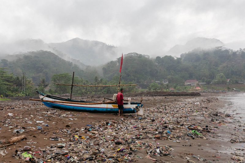 The world dumps 2,000 truckloads of plastic into the ocean each day. Here’s where a lot of it ends up: cnn.it/3UdeMV8 Photos by @EduPonces