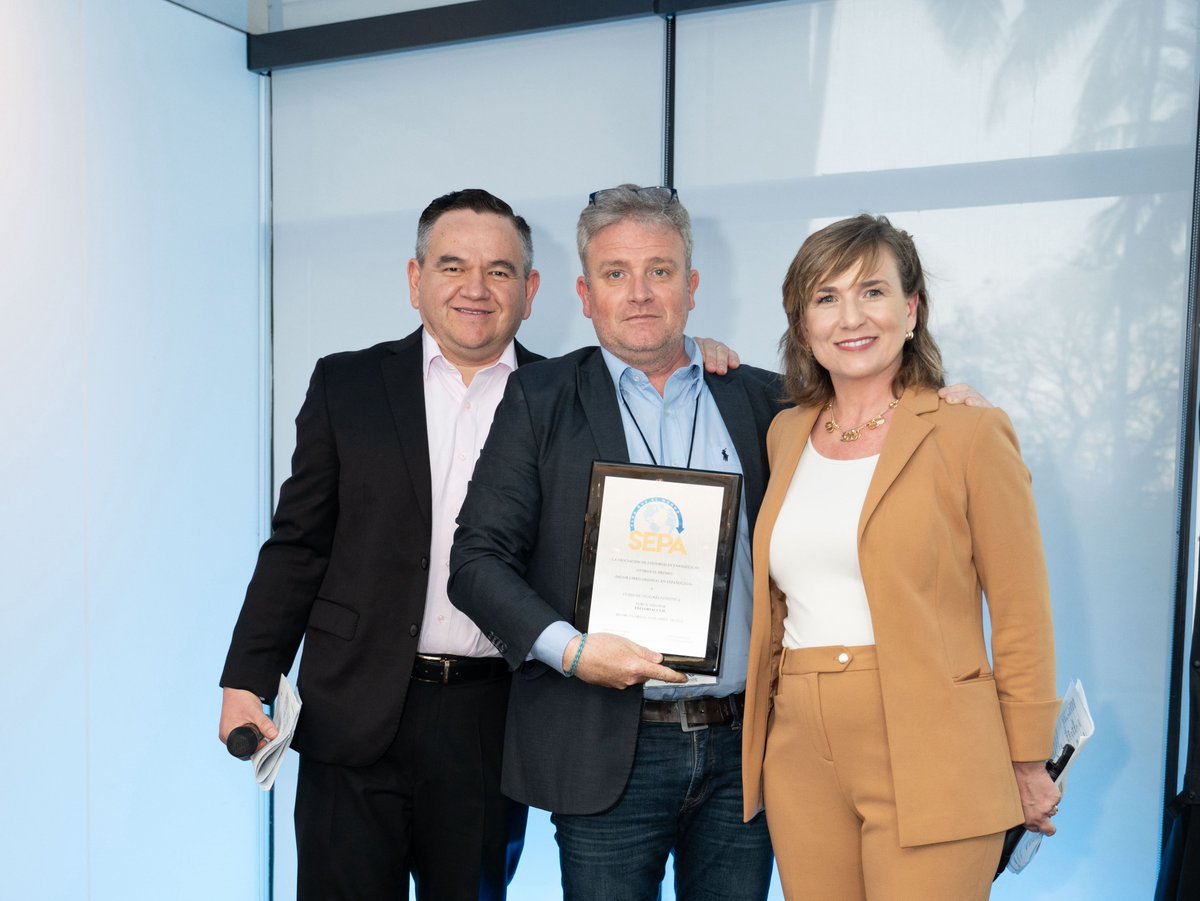 EditorialClie's tweet photo. El equipo de Editorial CLIE recibió la placa al Mejor Libro Original en Español del SEPA 2024,  a Xabier Pikaza por el Curso de Teología Patrística, Historia y Doctrina de los Padres de la Iglesia.  Además, felicitamos a nuestros colegas de HarperCollins, por sus premiaciones https://t.co/L1D0uW7GKW