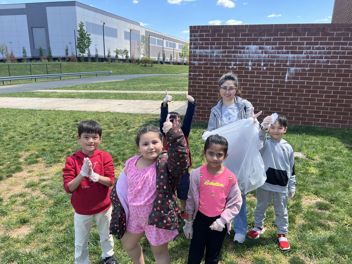 MrsTeetsDIS's tweet photo. Campus cleanup today for #earthday 🌎 ⁦@Discovery_elem⁩ https://t.co/gKgtL7N7qZ