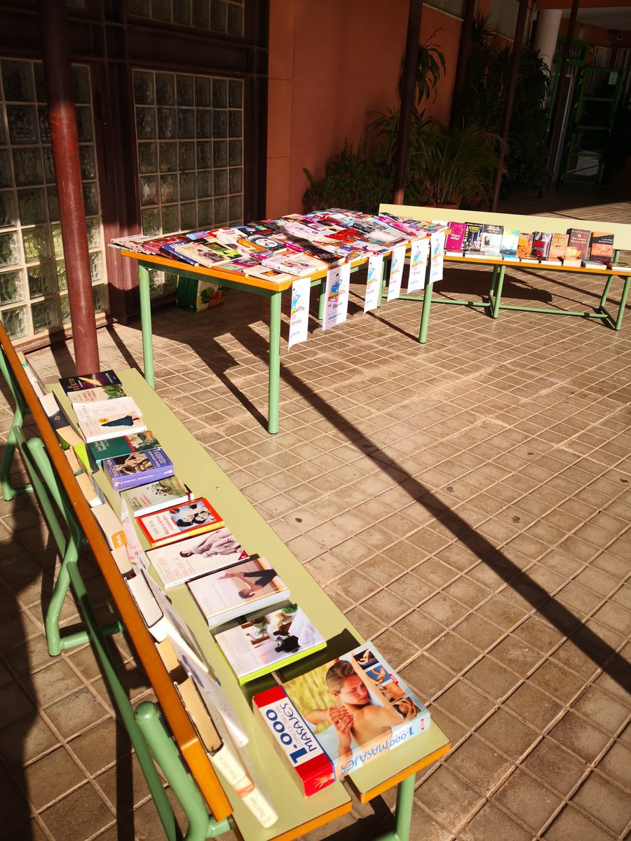 Primer #mercadillodelibros con éxito rotundo!! Casi nos quedamos sin libros el primer día 😅 #bibliomakersiescarlosiii #mesdellibro