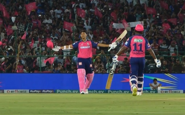 rishabhsinglaa's tweet photo. Yashasvi Jaiswal 🏏😱🫶😀
Mumbai Indians apart with a century. (Loose again)

#RRVMI #MIvsRR Hardik Pandya | Virat Kohli | Dhoni
#hardik #HardikPandya #ViratKohli #Dhoni #MSDhoni𓃵 #IPLonJioCinema #IPL2024live #IPLonStar #IPLClicks https://t.co/b9tjYeyWUq