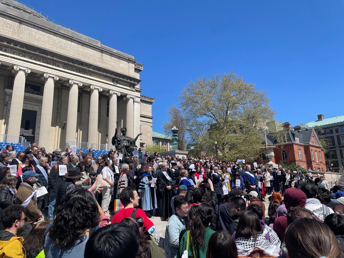 Following the Student Workers Coalition’s protest on Columbia’s campus, a Columbia faculty walkout was held on Low Steps at 2 pm in order to demand amnesty for suspended students.