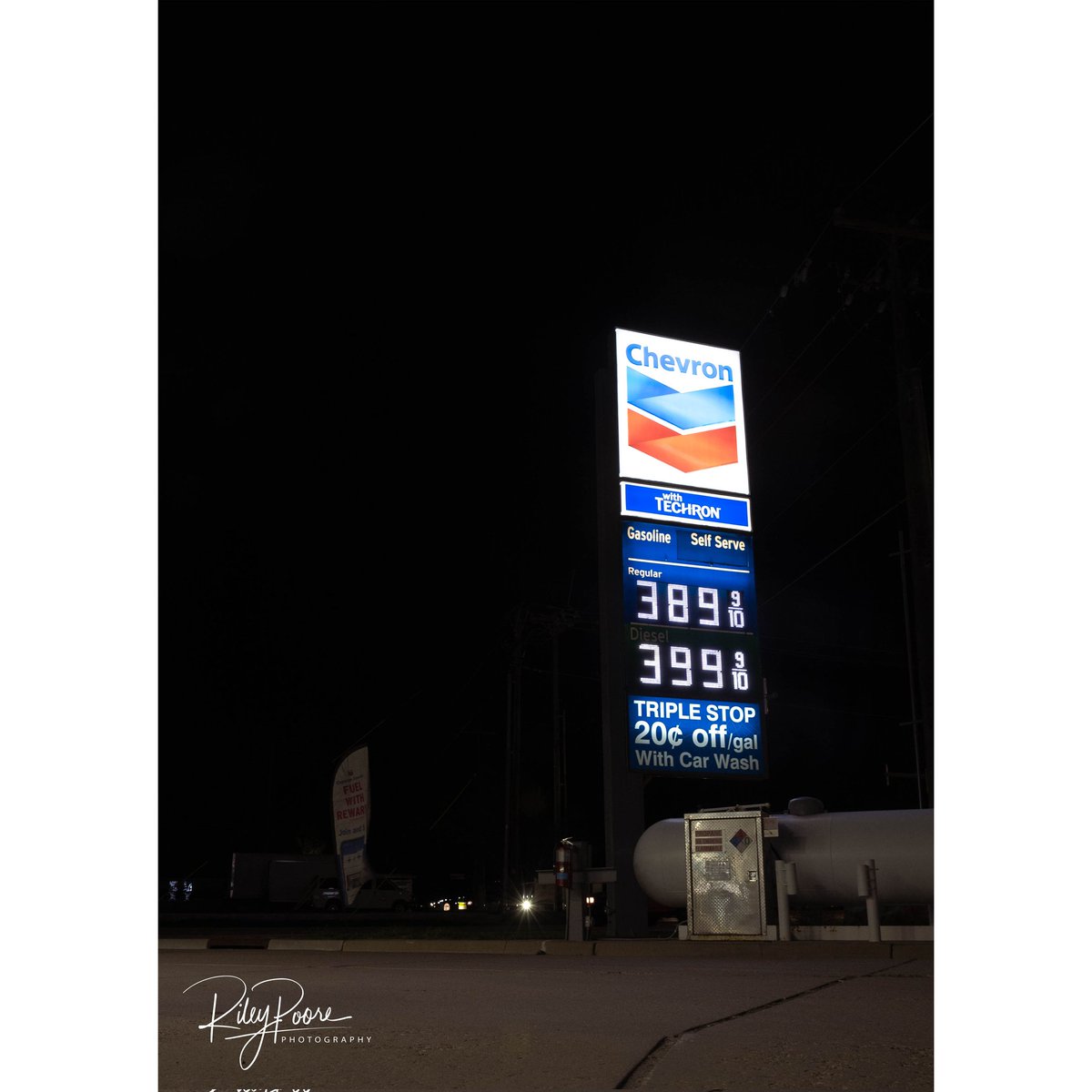 💤 gas / 2024 ⛽️
♤
📸 ☆
♧
♤
♧
#art #photography #rileypoorephoto #gasstation #night #sign #light #chevron #red #blue