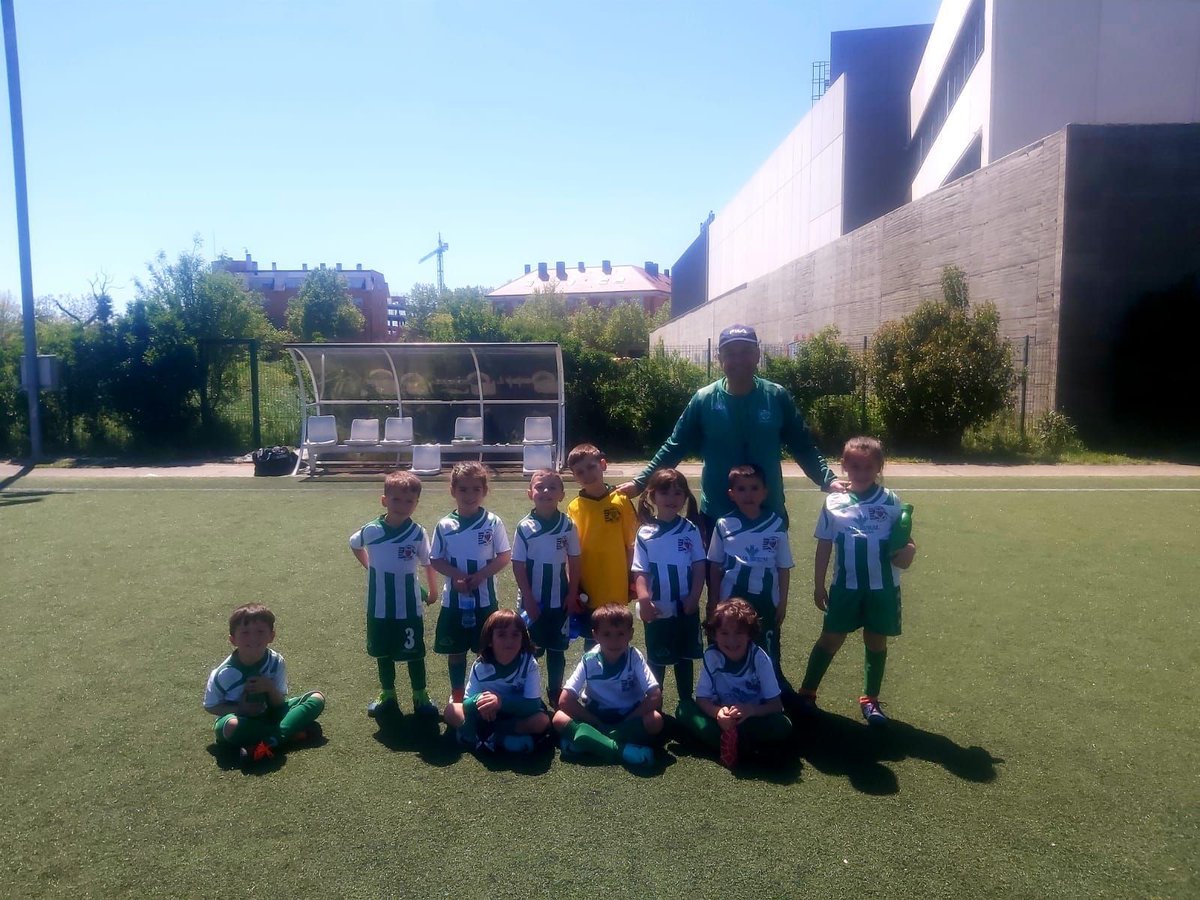 CDVictoriaCF's tweet photo. 🟢 Escuela "B" | El equipo dirigido por Fran disputo la 6º Concentración de debutantes organizada por @UDSurVa
#EscuelaB #CDVictoriaCF https://t.co/Rb9cBwWb80