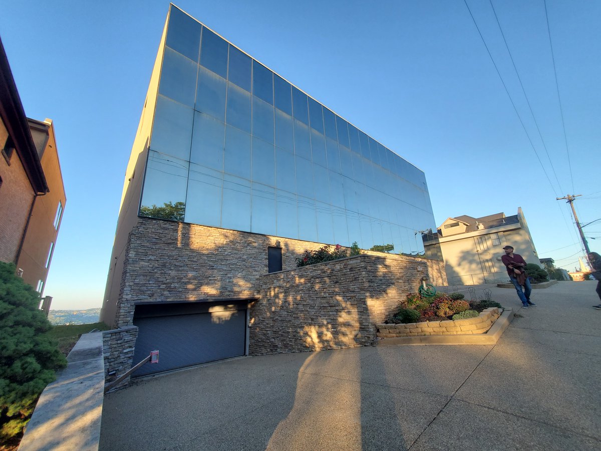 'Checking out the modern building, you can't miss the front glass facade. It's a stylish touch that screams modern sophistication!'

#homeremodel #contractorlife #renovationrealities #homebuilder #atlantaremodel #designbuild #homeaddition #atlantahomes #moderncraftsman