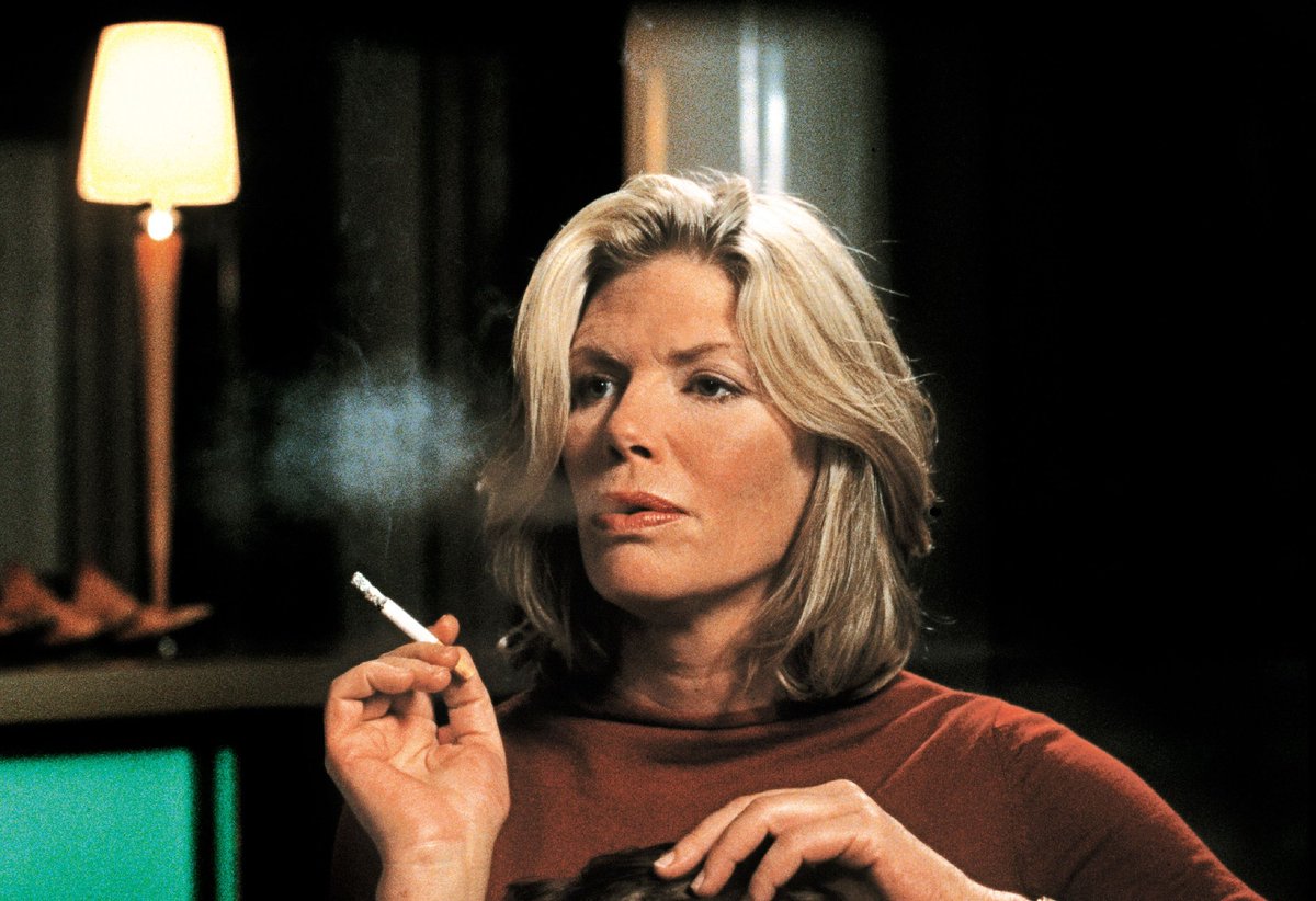 Forget what she's holding, she's the smoking hot one 🔥 #KellyMcGillis #shesgorgeous #girlswhokissgirls #canIhaveherplease