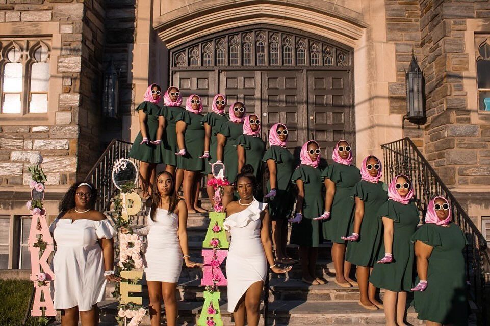 The AKAs at Widner University just revealed their Spring 2024 line! 💕💚 Show them some love!!!

Congratulations to the PresidenTiAl Pear12 🩷💚

@ta_akas
📷: @820designstudio