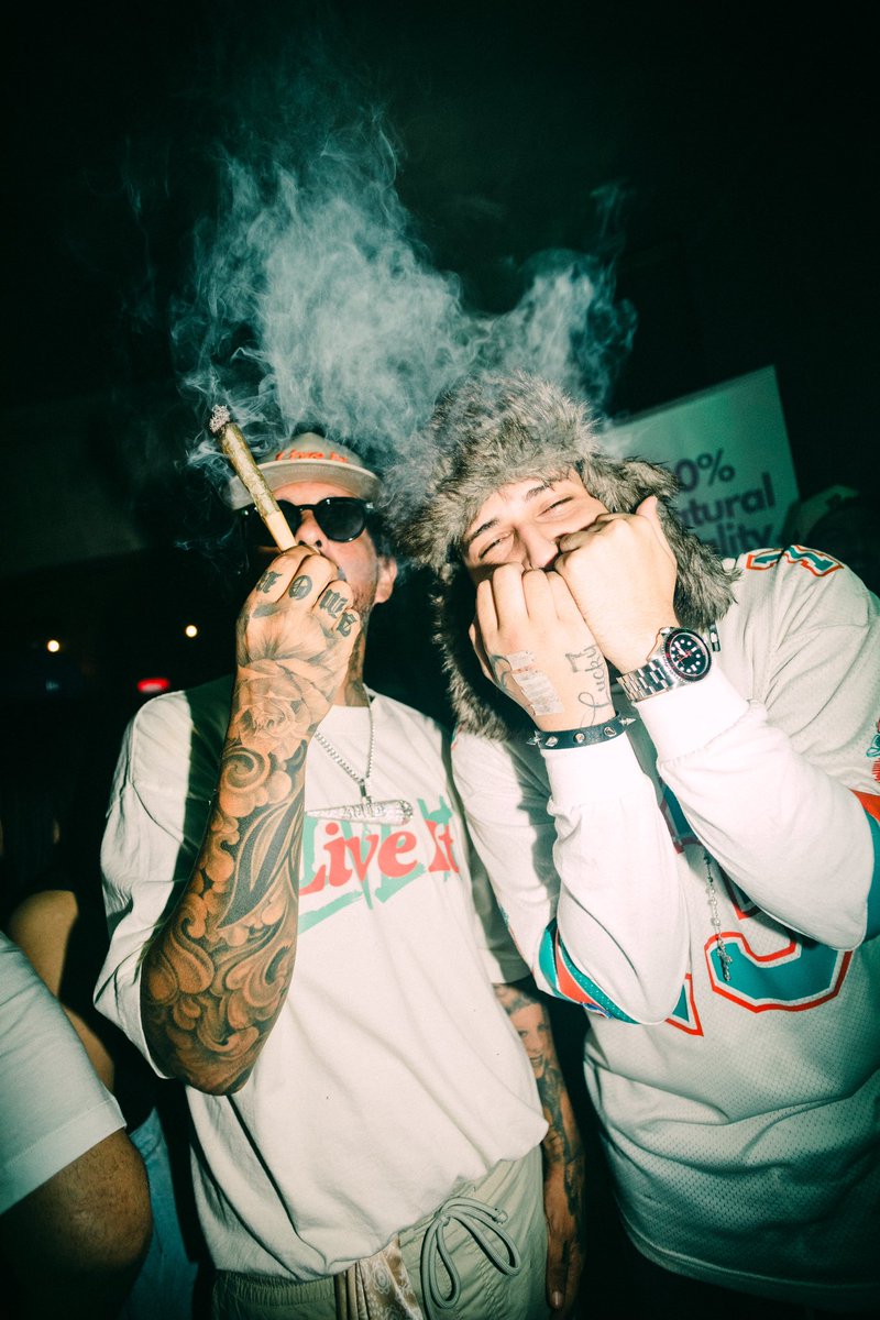 tttrece_'s tweet photo. un 420 pa los libros 📚❤️‍🔥💨 https://t.co/IC5WA5zKmk